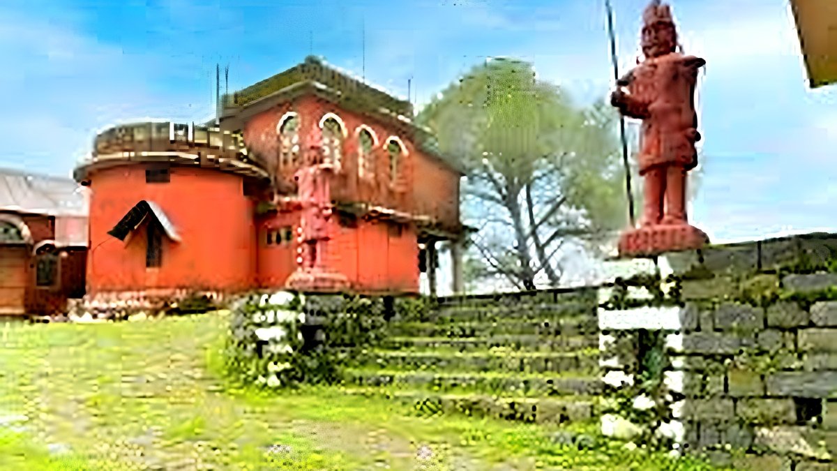 Jaitak Fort historic trek near hotel in Jamta Nahan